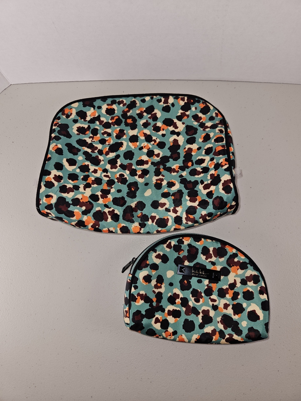 Nicole Miller cosmetic toiletry makeup travel set 2 Leopard Print Like New